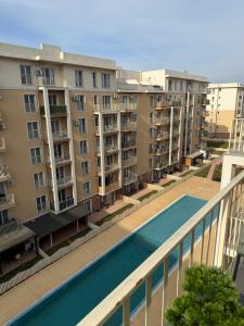 ein Apartmentkomplex mit einem Swimmingpool auf einem Balkon in der Unterkunft SunSet Studio by Cosmopolis in Ştefăneştii de Sus