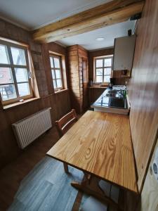 a kitchen with a wooden table in a room at Ferienwohnung Leon in Heldburg