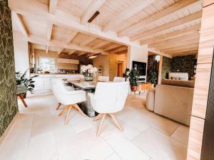 a kitchen and living room with a table and chairs at Schäfers - Ihr Wohlfühlort, Ferienwohnungen & Ferienhaus am Naturteich an 2 Seen bei Leipzig in Großpösna