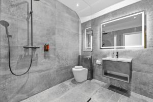 a bathroom with a shower and a toilet and a sink at The Oak Sty - 2 Bed Countryside Cottage Escape in Durley with Hot Tub, Unique rural retreat, Private Parking, Sleeps 4 & Pet friendly - By Blue Puffin Stays in Southampton +25 photos