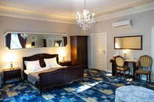 a bedroom with a large bed and a mirror at Hotel Dwór Sójki in Sójki +47 photos