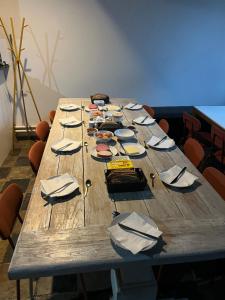 ein langer Holztisch in einem Zimmer mit Stühlen in der Unterkunft Dolfijn Hostel in Antwerpen + 16 Fotos