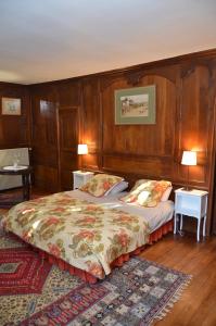 a bedroom with a bed and two tables and two lamps at Maison de Benedicte in Saint-Brieuc