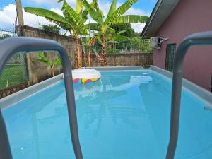 a large blue swimming pool with a volley ball in it at Tu casa en Omoa in Omoa
