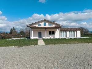 a large white house with a gravel driveway at Villa Molin Bianco in Arezzo