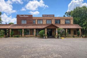 a building with a sign that reads first search at Hotel Senador By Nobile in Quedas do Iguacu