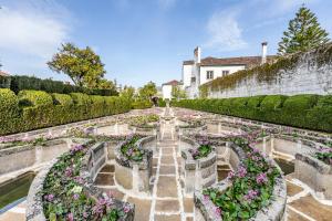 a garden in front of a building at HI Castelo Branco - Pousada de Juventude in Castelo Branco