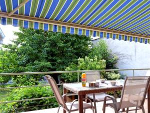 a table and chairs on a balcony with an umbrella at Comme chez Mamie Albi - Terrasse - Proche Centre in Albi