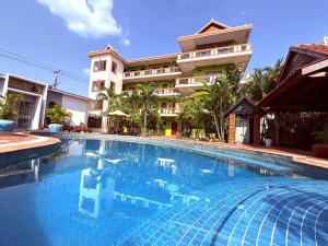 Piscina a The Moon Kampot Boutique o a prop