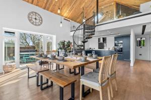a kitchen and dining room with a table and chairs at The Oaks Barn - A Countryside Luxury Rural Escape with Hot tub & Fire Pit! Tranquil Group Retreat - Sleeps 8, Pet Friendly & Off road Parking - By Blue Puffin Stays in Southampton
