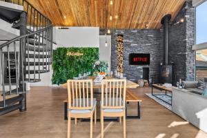 a dining room with a table and chairs at The Oaks Barn - A Countryside Luxury Rural Escape with Hot tub & Fire Pit! Tranquil Group Retreat - Sleeps 8, Pet Friendly & Off road Parking - By Blue Puffin Stays in Southampton