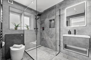 a bathroom with a shower and a toilet and a sink at The Oaks Barn - A Countryside Luxury Rural Escape with Hot tub & Fire Pit! Tranquil Group Retreat - Sleeps 8, Pet Friendly & Off road Parking - By Blue Puffin Stays in Southampton +47 photos