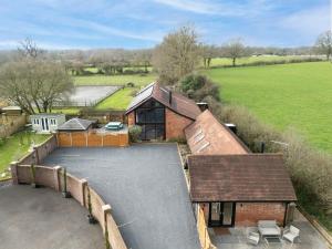 an aerial view of a house with a driveway at The Oaks Barn - A Countryside Luxury Rural Escape with Hot tub & Fire Pit! Tranquil Group Retreat - Sleeps 8, Pet Friendly & Off road Parking - By Blue Puffin Stays in Southampton