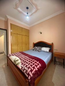 a bedroom with a large bed in a room at appartement confortable in Berkane