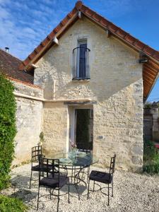a table and chairs in front of a building at Mon Cabanon in Tonnerre