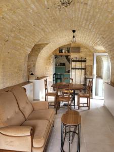 a living room with a couch and a table at Mon Cabanon in Tonnerre