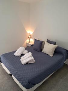 a bed with towels on it in a room at Deptosuno in General Roca