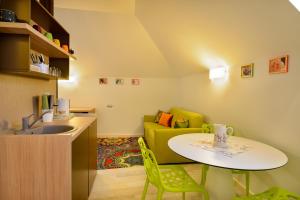 una cocina con fregadero, mesa y sofá en Blumenhaus Sibiu, en Sibiu