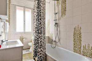 a bathroom with a shower with a sink and a toilet at Cozy Best Appartment in Marghera