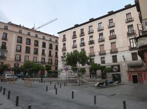 una calle en una ciudad con dos edificios grandes en Hostal Murcia, en Madrid