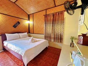 a bedroom with a bed in a room at Pai Tewdoi ปาย ทิวดอย รีสอร์ท in Pai