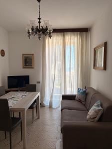 a living room with a couch and a table at Domus Maris in Cefalù