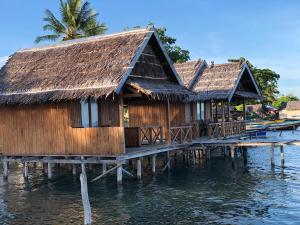 a house on a pier in the water at Nadi awin kamam in Fambemuk