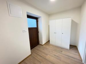 an empty room with a closet and a door at Apartmány Veselka in Oslnovice