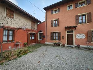 a building with a courtyard in front of it at Le Ortensie Lago di Garda in Monzambano