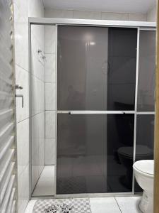 a glass shower in a bathroom with a toilet at Casa Mobiliada AR02 com 3 camas e 2 quartos in Juazeiro do Norte +29 photos