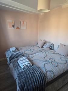 two twin beds in a room with at Grace's Spacious Home in Ely in Ely