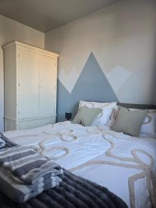 a bedroom with a large bed with white sheets and pillows at Grace's Spacious Home in Ely in Ely
