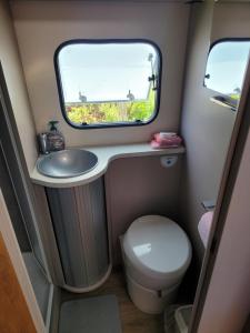 ein kleines Badezimmer mit Waschbecken und Toilette in der Unterkunft Signature Camper in Rédange
