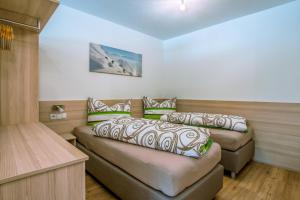 A seating area at Apart Mirjam