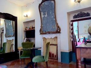 a living room with a fireplace and a mirror at La Casa Rosa in Pigna