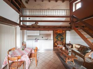 a living room with a table and a kitchen at Le Ortensie Lago di Garda in Monzambano