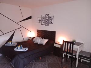 ein Schlafzimmer mit einem Bett, einem Schreibtisch und einem Tisch in der Unterkunft Suite Munro in Munro