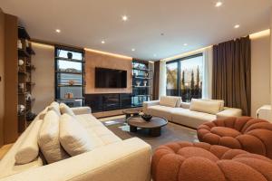 a living room with a couch and a tv at Sael Privè in Golem