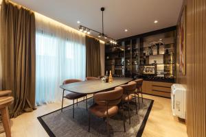 a dining room with a table and chairs at Sael Privè in Golem