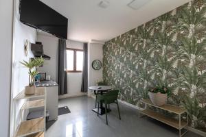a living room with a table and a wall at Foresteria SMART ROOMS in Viadana