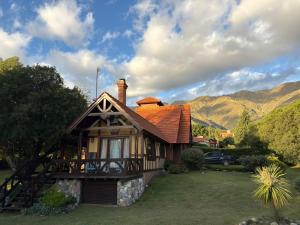 a house with a balcony and mountains in the background at Rincón del Cielo Country Club in Merlo
