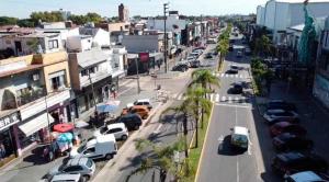eine belebte Stadtstraße mit auf der Straße geparkten Autos in der Unterkunft Suite Munro in Munro
