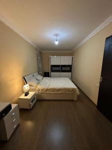 ein Schlafzimmer mit einem Bett und einer Kommode und einem Bett sidx sidx sidx sidx in der Unterkunft Lellia in Martvili