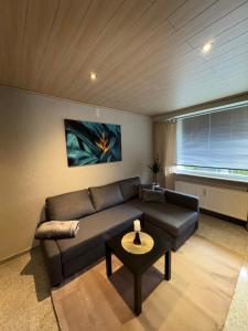 ein Wohnzimmer mit Sofa und Tisch in der Unterkunft Tiny Timeout in Braunschweig