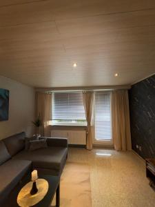 ein Wohnzimmer mit Sofa und Fenster in der Unterkunft Tiny Timeout in Braunschweig