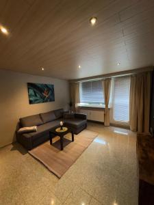 ein Wohnzimmer mit Sofa und Tisch in der Unterkunft Tiny Timeout in Braunschweig