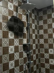 ein Badezimmer mit Dusche und gefliester Wand in der Unterkunft Lellia in Martvili + 56 Fotos
