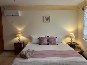a bedroom with a large bed with two lamps at Casa Ritual tu refugio con jardín & 4 recámaras in Oaxaca City