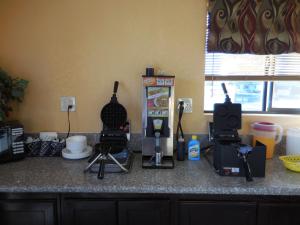Kohvi ja tee valmistamise võimalus majutusasutuses Best Economy Inn & Suites