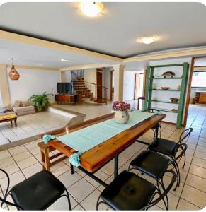 a living room with a wooden table and chairs at Casa Ritual tu refugio con jardín & 4 recámaras in Oaxaca City